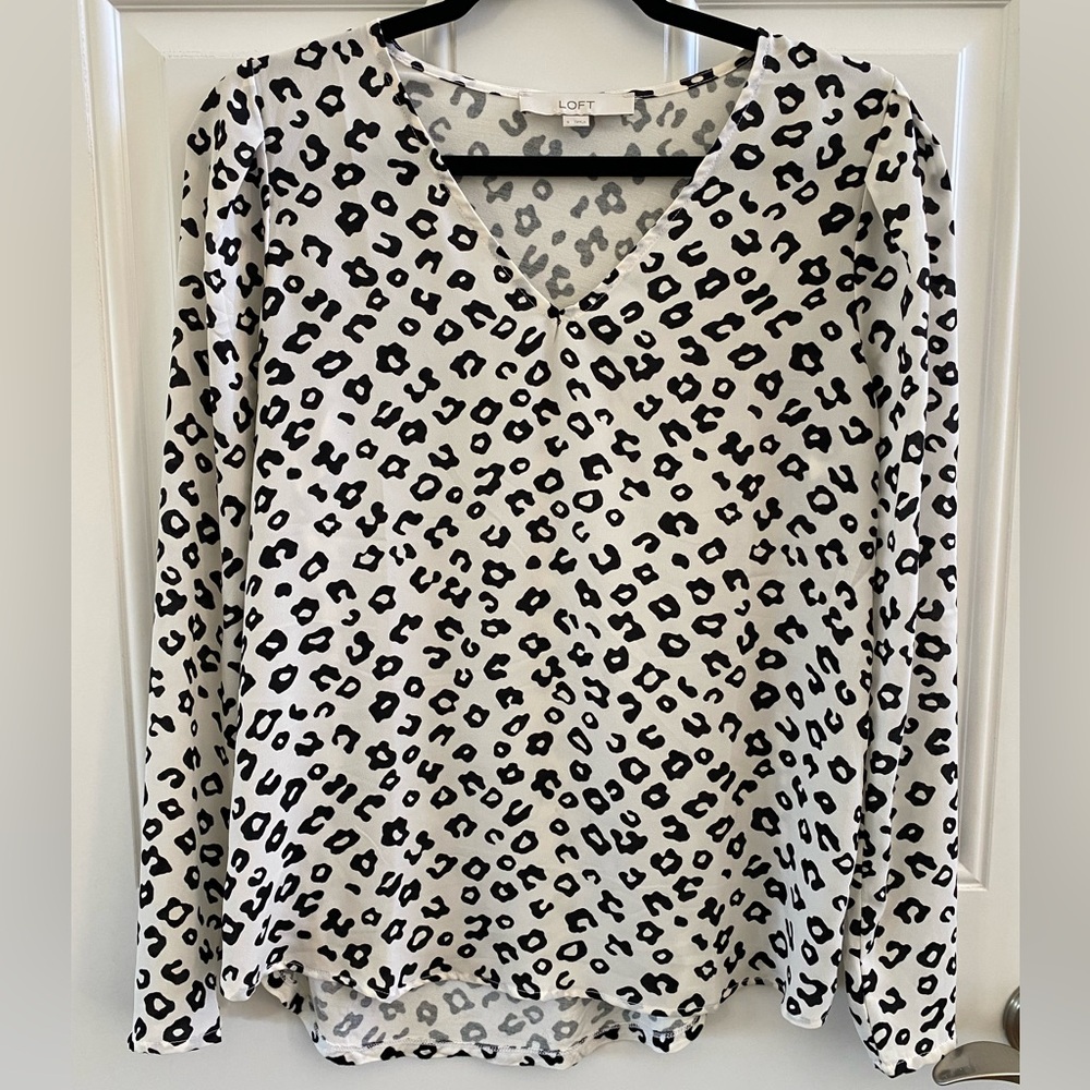 LOFT Leopard Print V Neck Mixed Media Top. Size Small. White.